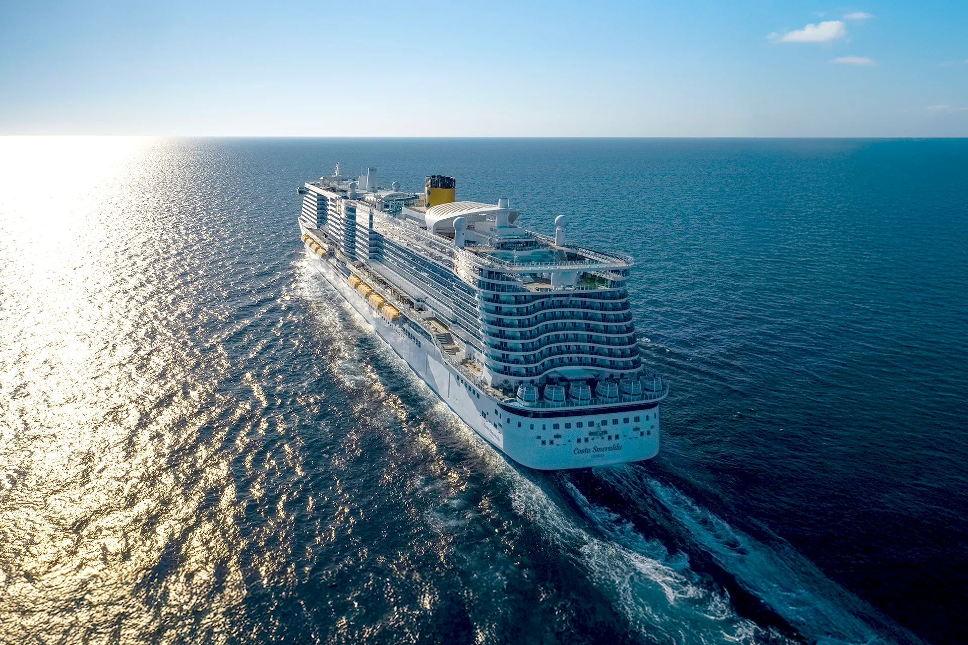 Crucero navegando al atardecer